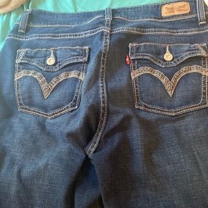 Size 12 Levi’s 529 curvy boot cut with cute pockets